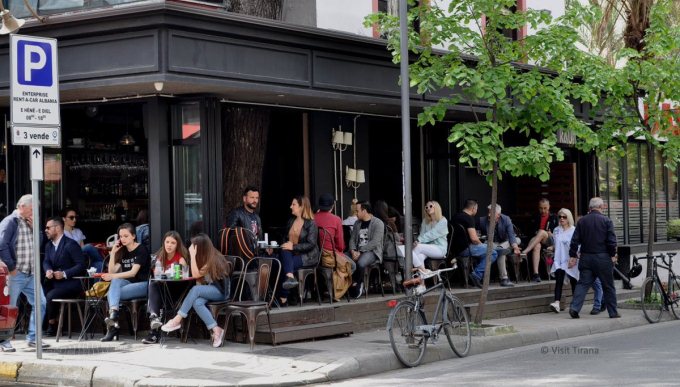 4818 biznese te reja ne Tirane: Lulezojne sherbimet, mbyllen dyqanet e shitjes me pakice